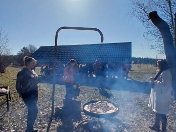 Przedwiośnie przy siedzibie Oddziału Sulejowskiego i Spalskiego Parku Krajobrazowego, 